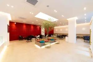 레드 포인트 월이 인상적인 대형 감성 카페